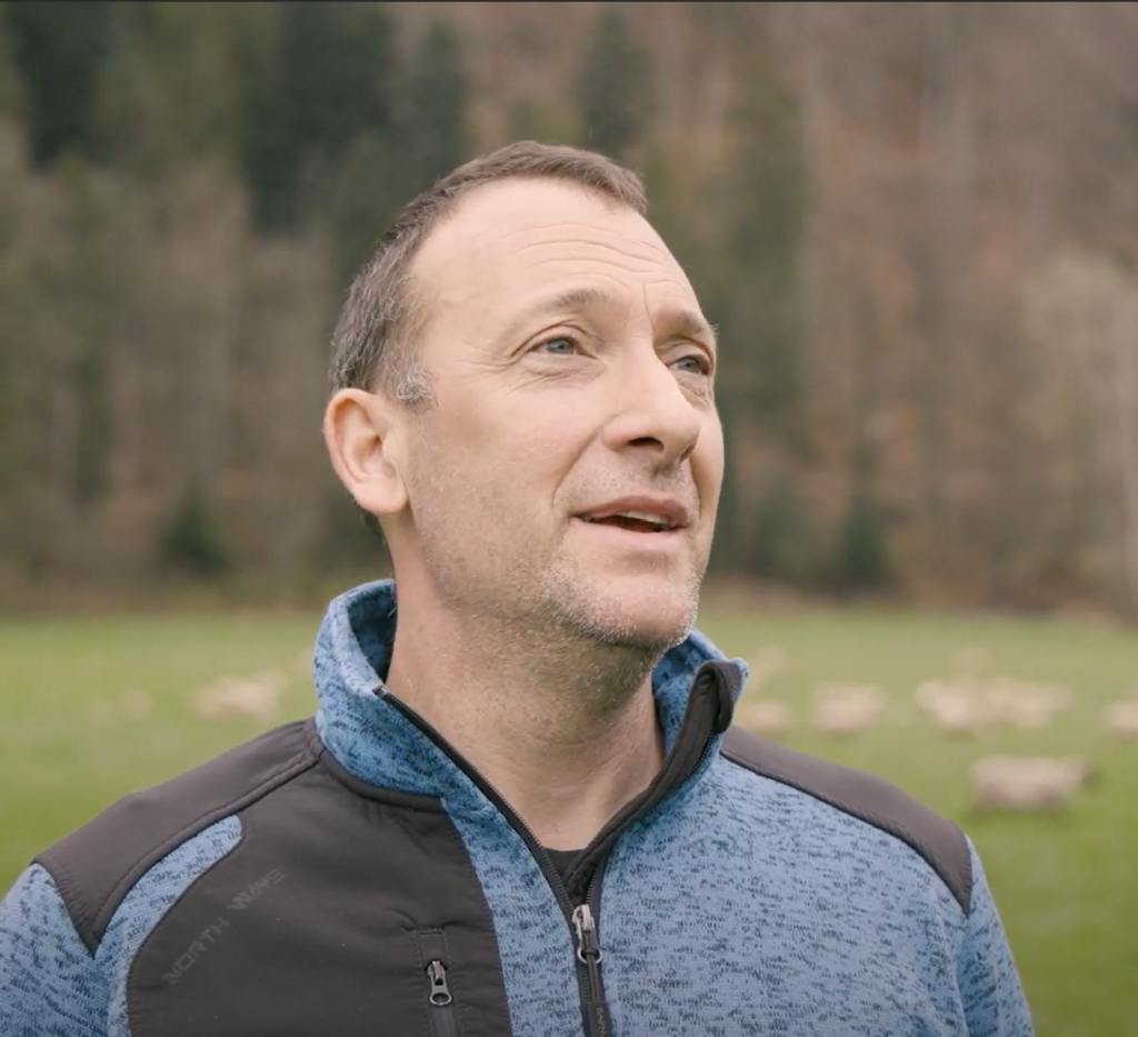 Fabien Challamel, producteur de viande d'agneau à Sallanches, recommande la viande élevée localement.